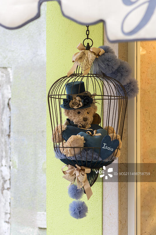 欧洲意大利威尼托布拉诺岛纪念品商店前的笼子里的泰迪熊图片素材