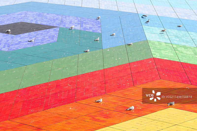 蒙特卡洛赌场局部景观，摩纳哥公国，蔚蓝海岸，彩色几何图案地板与鸽子图片素材