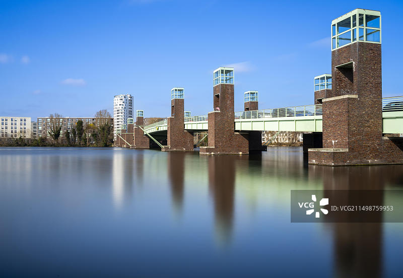 德国柏林施潘道水城桥的超长曝光图片素材