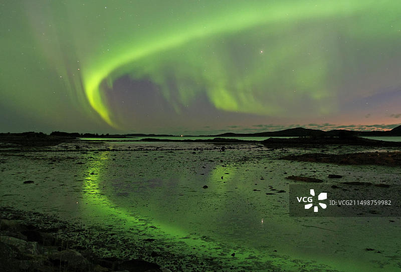 挪威Kystriksveien的浅湖中倒映的北极光图片素材