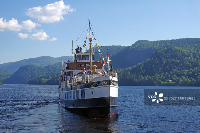 泰勒马克运河上的维多利亚号历史运河船，山脉和湖泊，航运，历史水道，挪威泰勒马克，欧洲图片素材