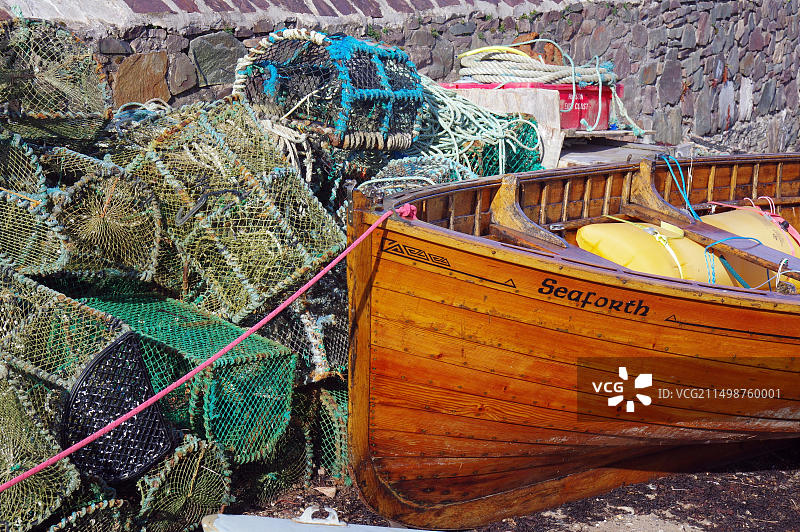 苏格兰高地普洛克顿的龙虾笼旁边的简约划艇图片素材