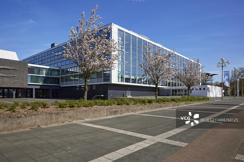 德国盖尔森基兴鲁尔区建筑师维尔纳·鲁瑙设计的音乐剧院和盛开的樱花树图片素材