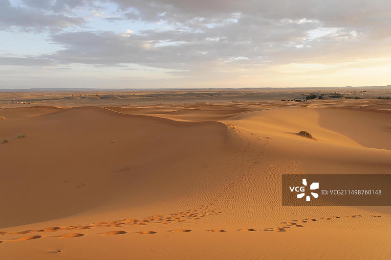 摩洛哥撒哈拉切比沙丘黄昏景观图片素材