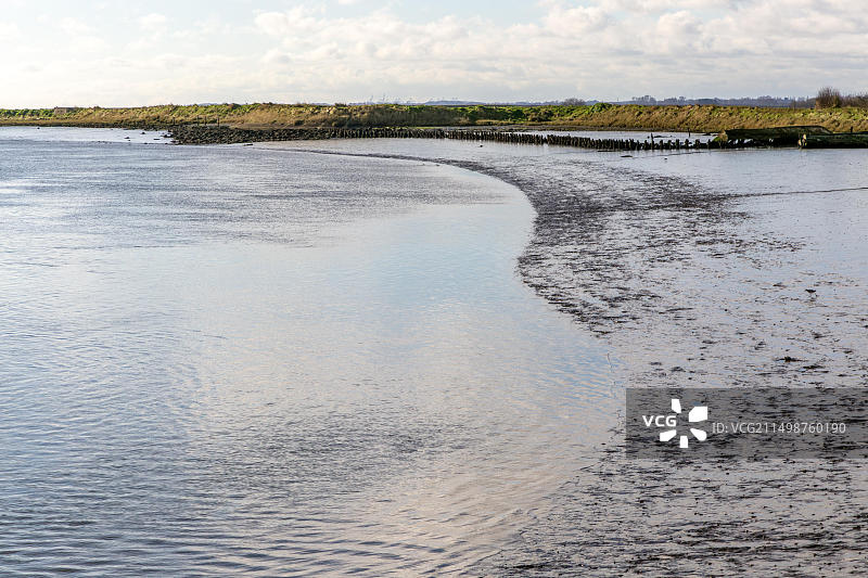 英国萨福克郡奥尔福德奥尔河的潮汐泥泞海岸线图片素材