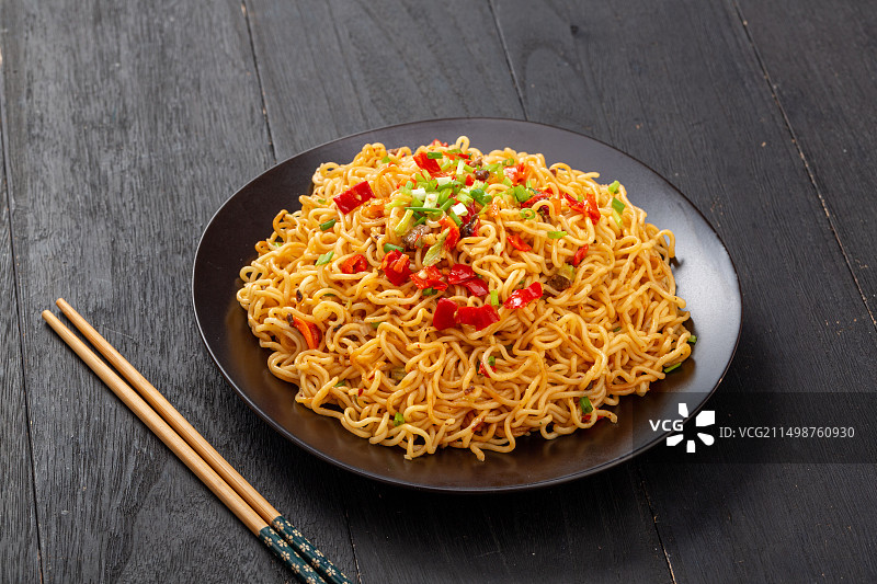 烤方便面,烤面,方便面,泡面,面食,面条,主食,传统,特色,美食,小吃,中式,快餐,外卖,影棚拍摄,图片素材