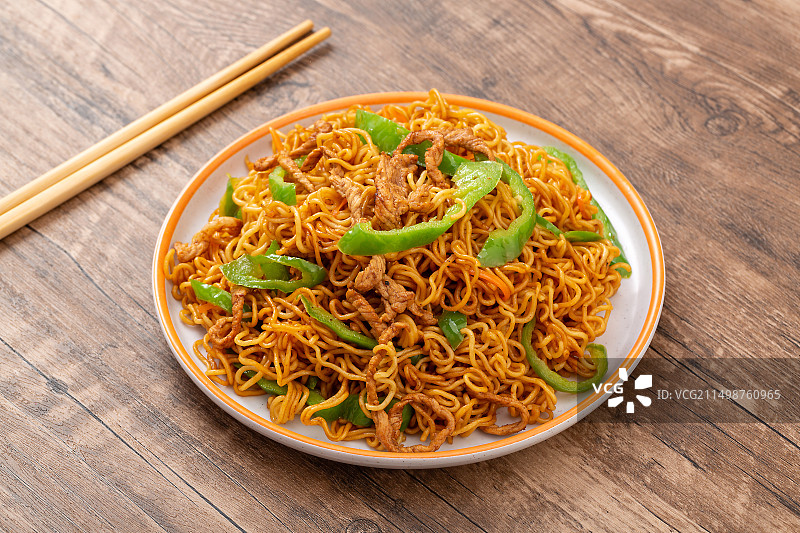 青椒肉丝炒方便面,青菜,肉丝,鲜肉,瘦肉,炒面,方便面,泡面,面食,面条,主食,传统,特色,美食,小图片素材