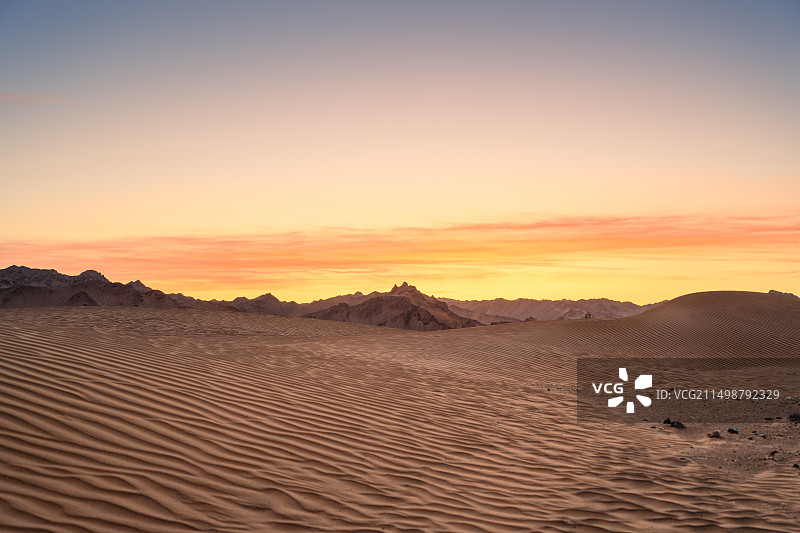 中国甘肃省酒泉市沙漠日落彩霞图片素材