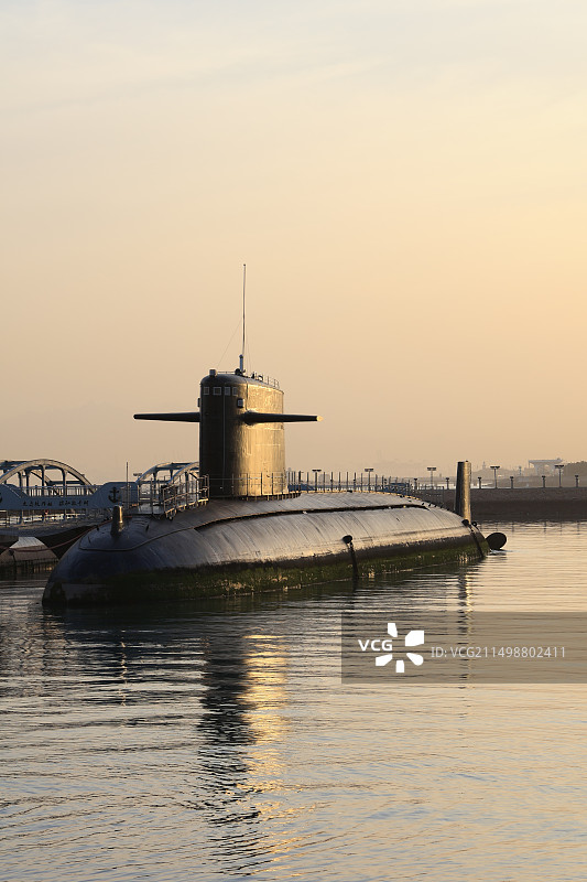 青岛中国海军博物馆核潜艇日落图片素材