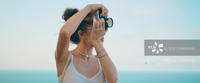眺望天空的女士图片素材