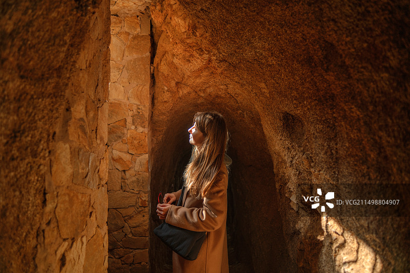 使用手机的年轻女人图片素材