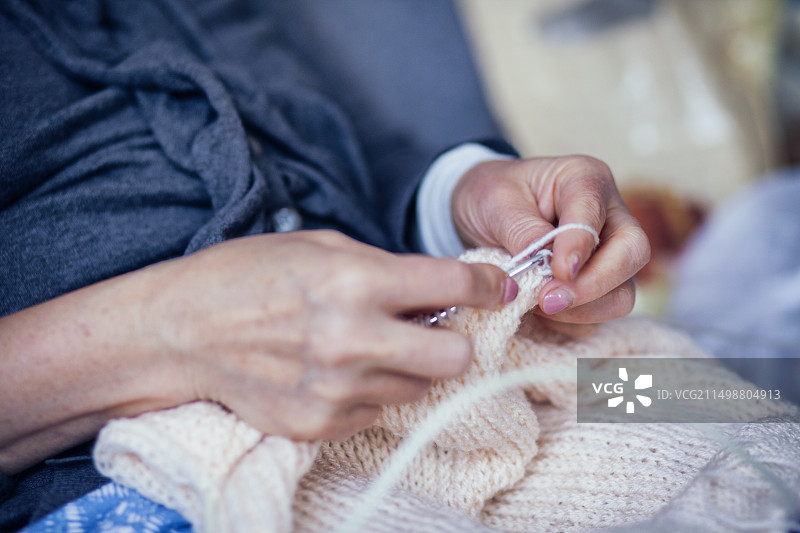 女子编织羊毛的腰部特写图片素材