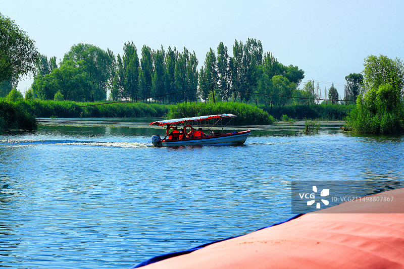 华北明珠白洋淀鱼米之乡荷花艳刘庄子村图片素材