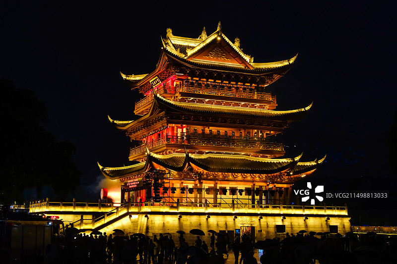中国四川宜宾市三江六岸夜景，宜宾大观楼夜景，宜宾长江零公里广场夜景，宜宾冠英古街夜景，宜宾合江门牌坊图片素材