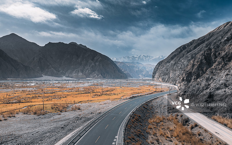 帕米尔高原上的喀喇昆仑公路图片素材