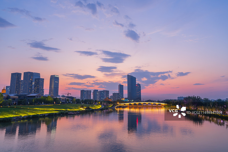 北京通州城市副中心运河商务区石拱桥高楼大厦石拱桥运河城市夜景图片素材