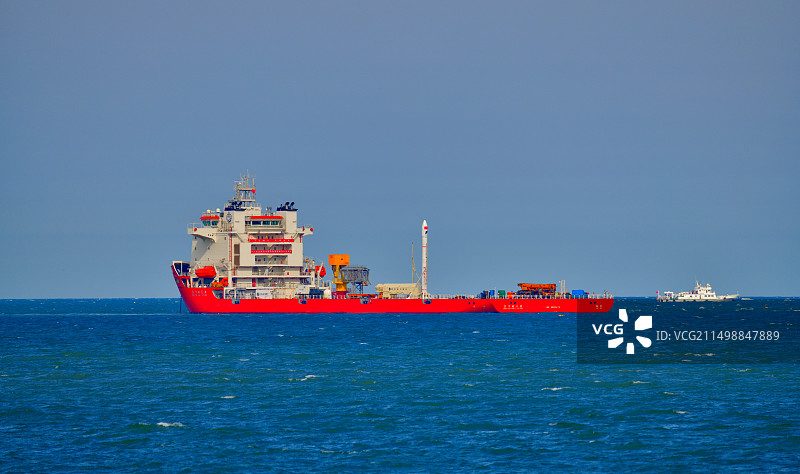 日照海上卫星发射平台（拍摄于山东省日照市东港区灯塔公园）图片素材