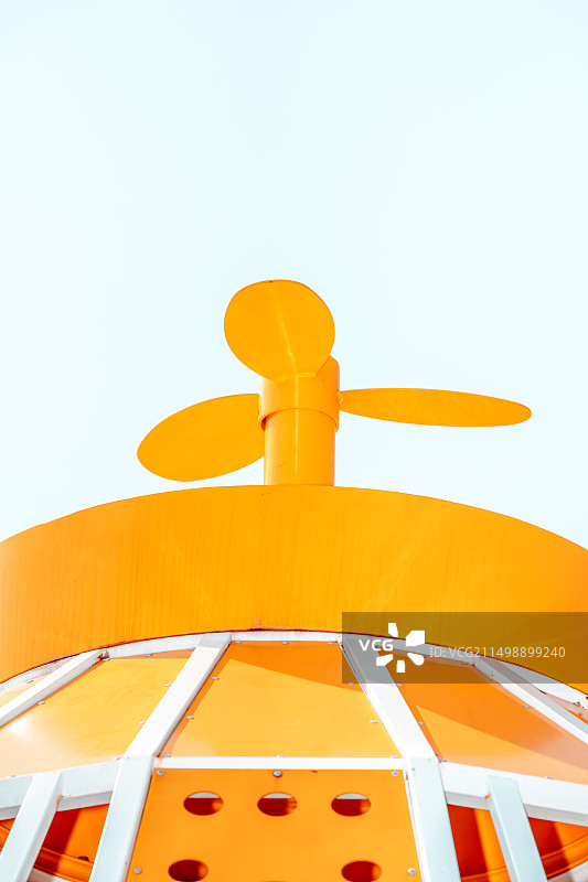 白色背景下黄色游乐设施的低角度视图图片素材