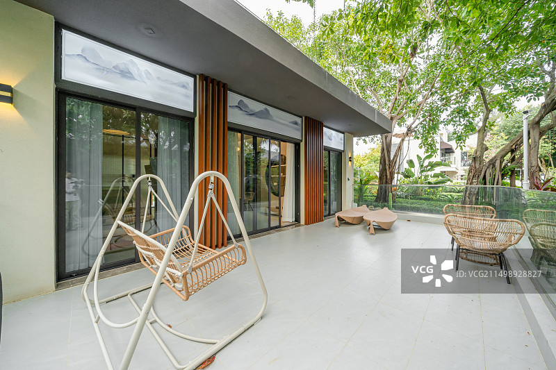 别墅庭院吊椅图片素材
