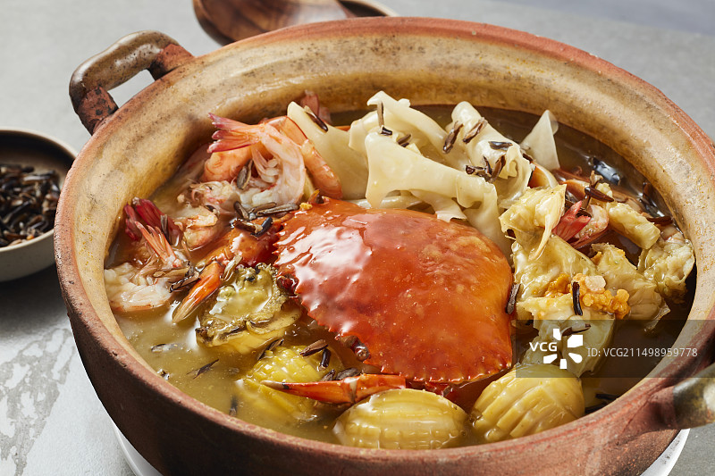 膏蟹鲜虾鲍鱼煲图片素材