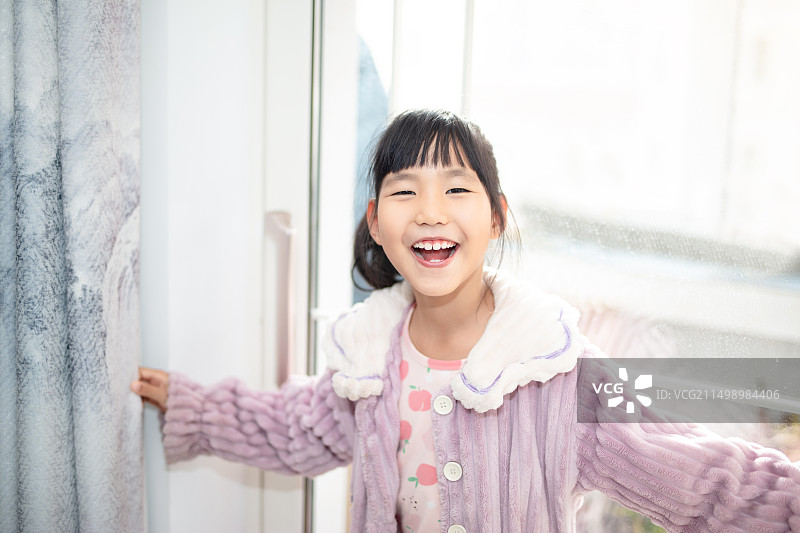 可爱的小女孩在家里玩耍图片素材