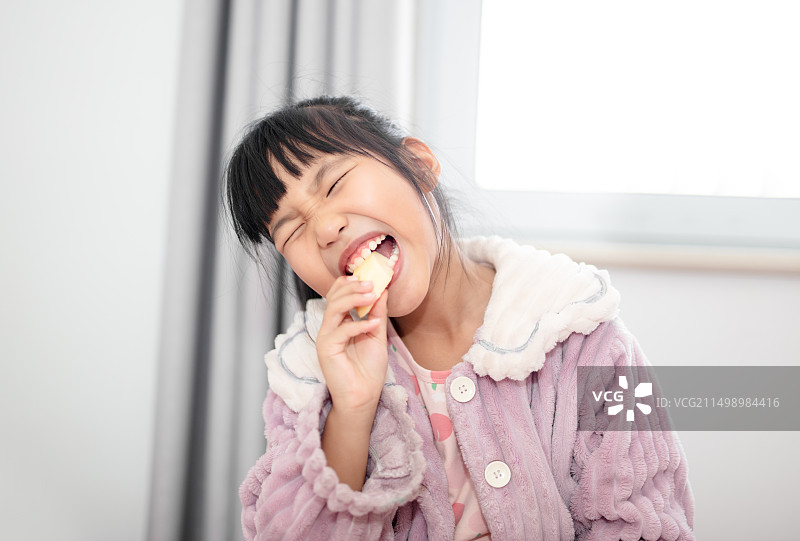 吃东西摆鬼脸的小女孩图片素材