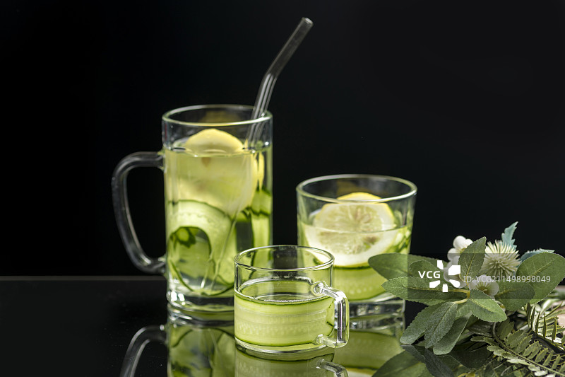 夏季饮品黄瓜柠檬水摆放在桌面上特写图片素材