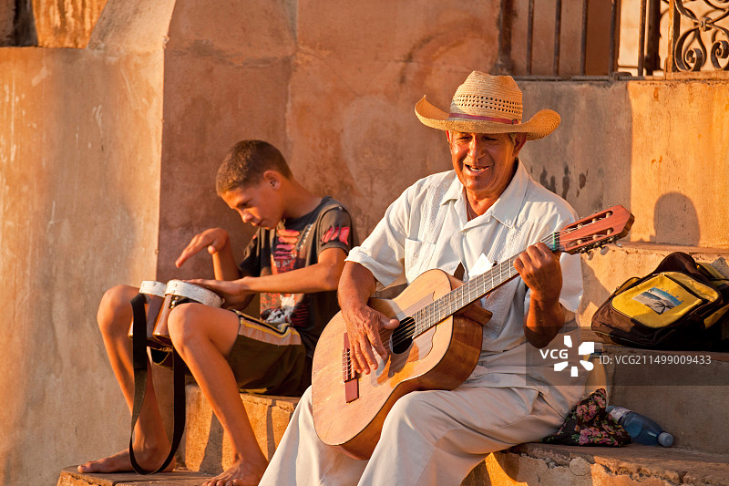 古巴特立尼达老城的街头音乐家Emerito Escalante Ramos图片素材