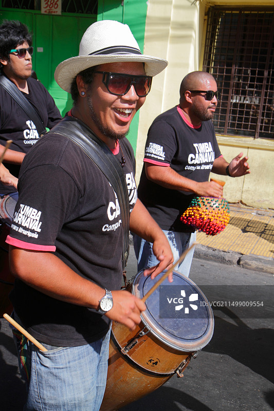 阿里卡市阿图罗·普拉特大街安第斯狂欢节游行图片素材