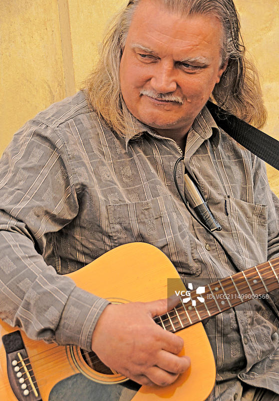 爱沙尼亚塔林街头的吉他音乐人图片素材