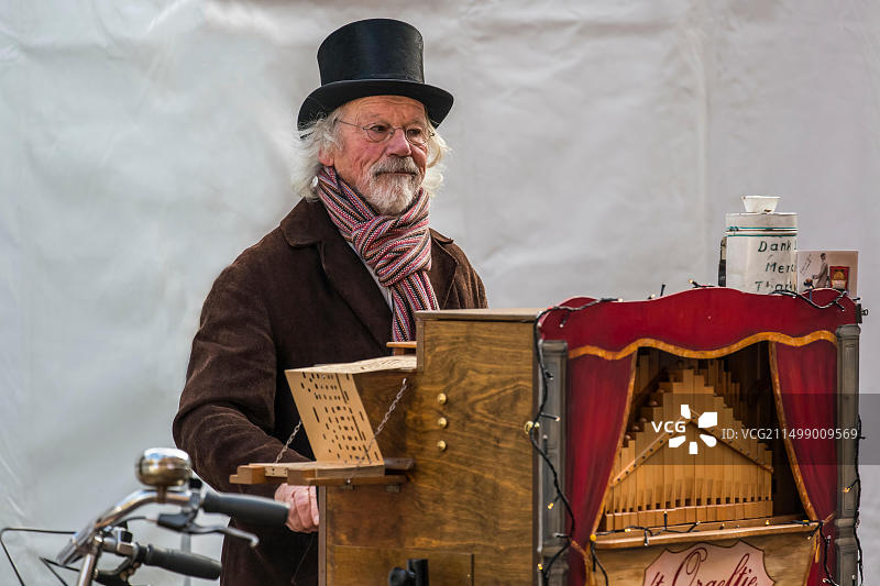 比利时利尔街头演奏桶风琴的音乐人图片素材