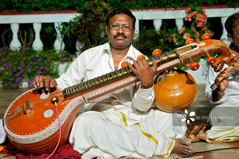 在泰米尔纳德邦坦贾武尔演奏维纳琴的音乐家图片素材