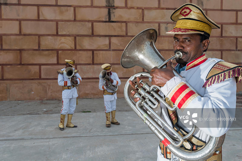 身穿制服的铜管乐队乐手演奏大号图片素材