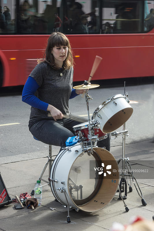 伦敦街头女鼓手图片素材