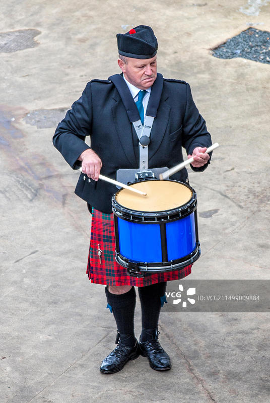 苏格兰音乐家在因弗戈登港口迎接跨大西洋船只图片素材