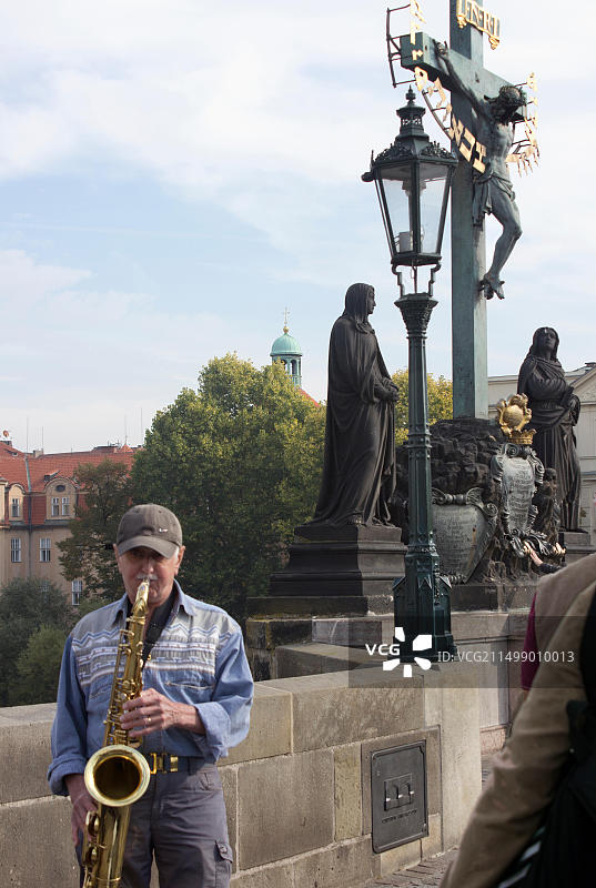 捷克布拉格查理大桥上的街头音乐家演奏萨克斯图片素材