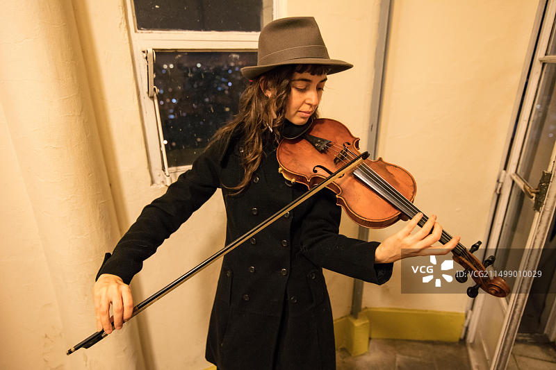 一位音乐家在阿根廷布宜诺斯艾利斯巴罗洛宫的“天堂”演奏小提琴图片素材