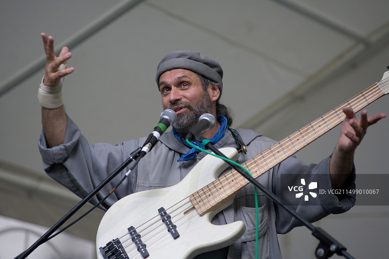 爵士音乐家和方济各会神父在莱斯特广场演出图片素材