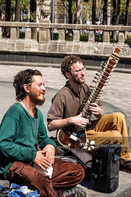 墨西哥城，墨西哥人，西班牙人，历史中心中心，阿拉米达中心，公园，男，街头表演音乐家，西塔琴，邦戈MX180304058图片素材