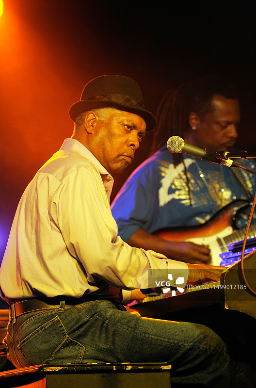 Booker T. Jones，美国蓝调歌手音乐家演奏哈蒙德B3风琴。主舞台字幕。马里波特蓝调音乐节，2010年。英格兰图片素材