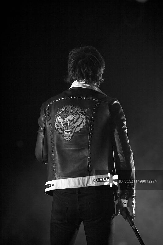舞台上身穿黑色皮夹克的摇滚音乐家图片素材