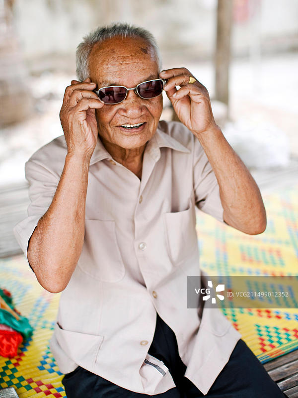 柬埔寨音乐家索克·杜奇在家演奏长颈琵琶图片素材