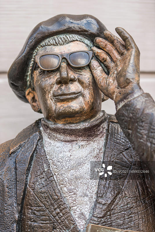 瑞典斯德哥尔摩老城区的瑞典作曲家兼音乐家埃弗特·陶布雕像图片素材