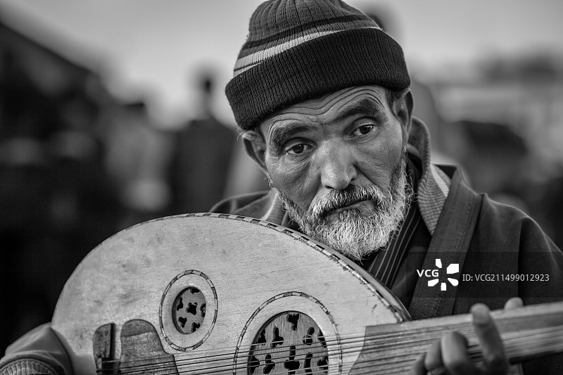 在摩洛哥马拉喀什演奏的老年音乐家肖像图片素材