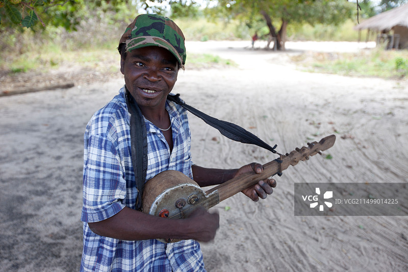莫桑比克梅卡蒂森林，2010年5月：一位音乐家和他自制的班卓琴图片素材