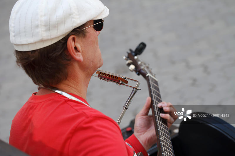 弹吉他和口琴的街头音乐家，生活方式，旅行，艺术图片素材