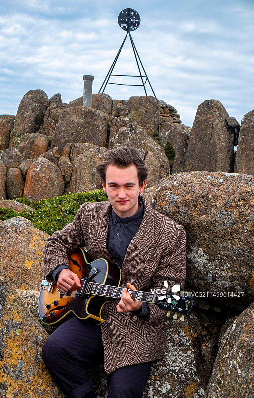 在霍巴特威灵顿山顶拍摄的年轻塔斯马尼亚爵士音乐家和吉他手Eli Davies图片素材