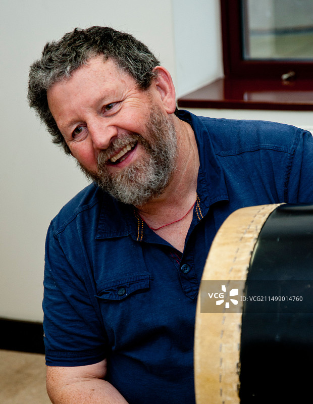 传统爱尔兰音乐家Tommy Hayes，博德兰鼓演奏者图片素材