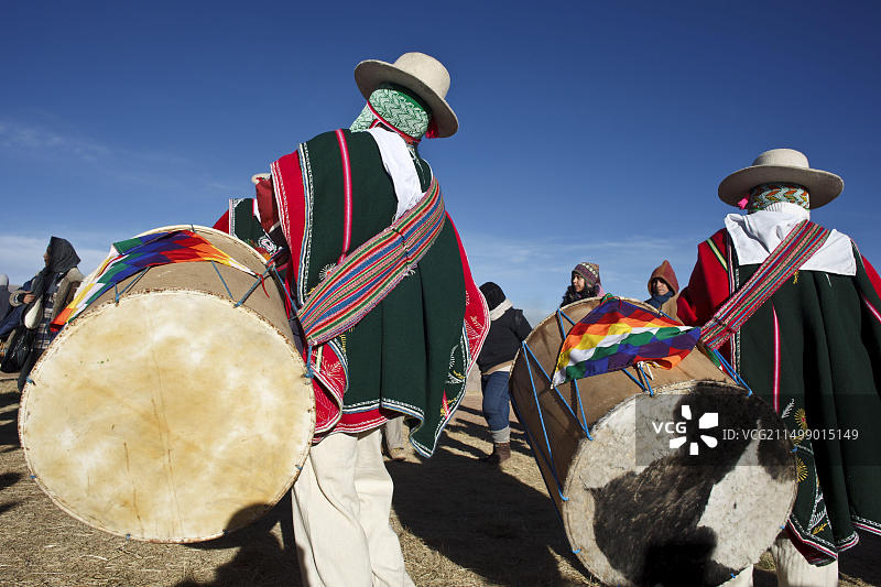 玻利维亚蒂亚瓦纳科：安第斯新年节日，音乐家击鼓图片素材