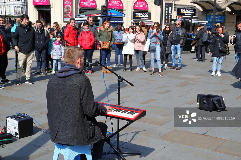 在英国伦敦皮卡迪利广场，一位音乐家为游客表演图片素材
